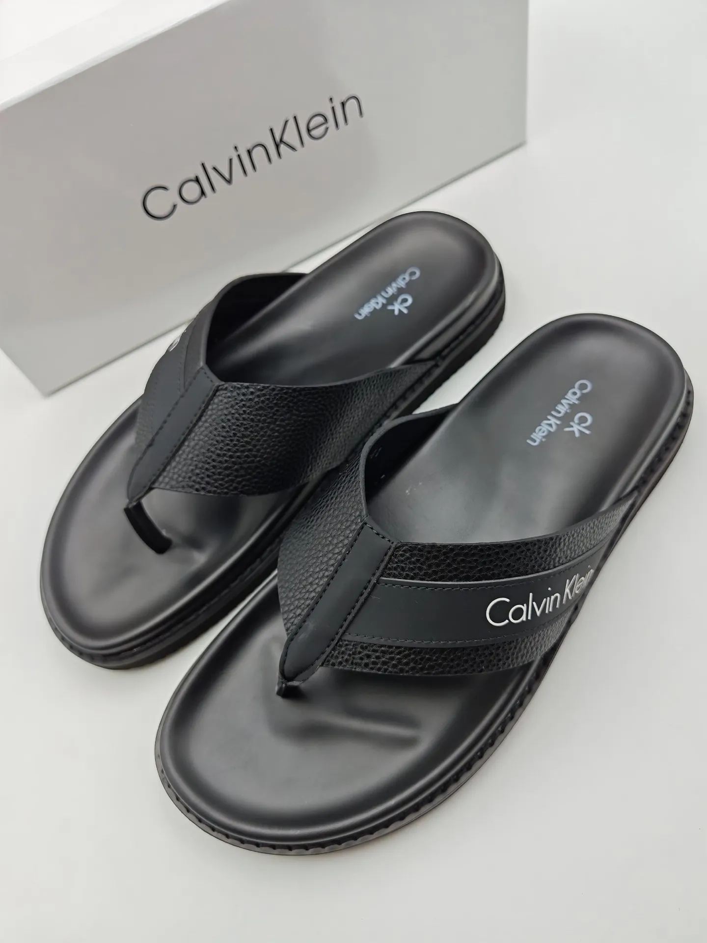 Men's shoes 💰300 Calvin Klein CK men's slippers, the upper of this slipper is made of imported cowhide, and the sole is also imported new EVA material. The foamed ultra-light outsole is more non-slip, three-dimensional and skin-friendly. Available from stock, long-term availability, Size: 38-46 yards.